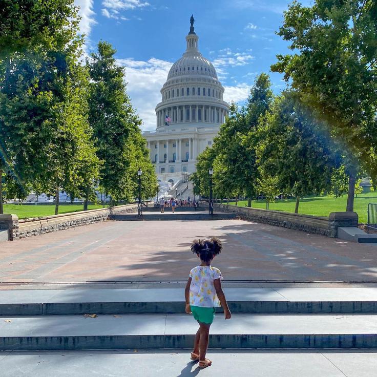 Petit regardant US Capitol