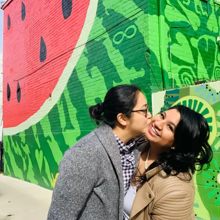 Pareja delante de la casa mural de sandía