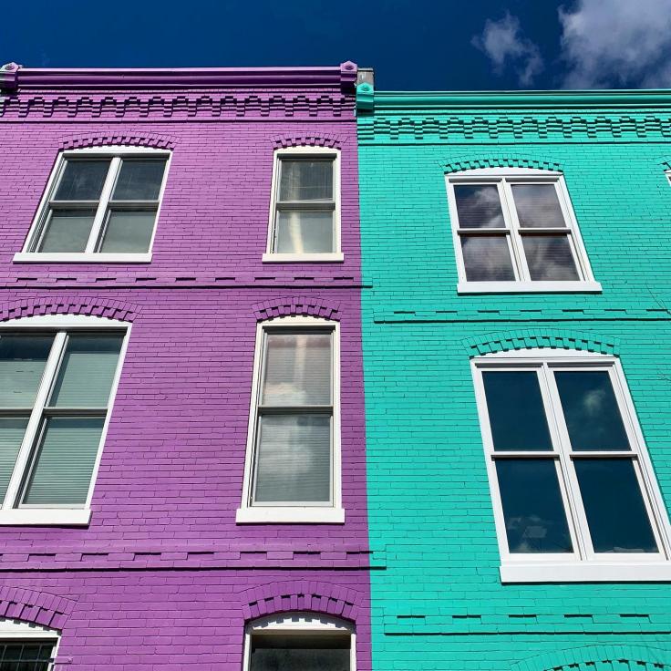紫と青緑色の建物