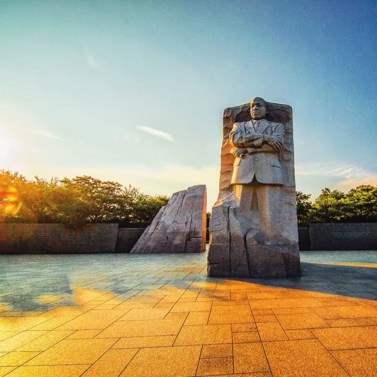 Monumento a MLK en la hora dorada