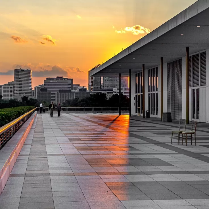 Pôr do sol na plataforma da cobertura do Kennedy Center for the Performing Arts