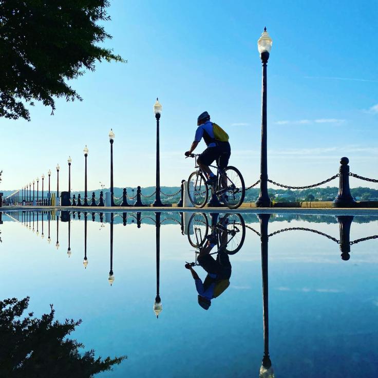 faire du vélo au bord de la rivière Capitol
