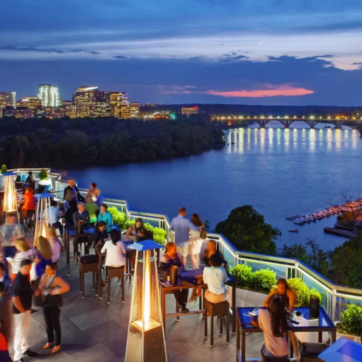 @topofthegate - 水門酒店屋頂酒吧和餐廳的晚間人群 - 華盛頓特區哪裡可以欣賞到最佳景觀