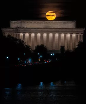 @c_fukuda0001 - Lincoln Memorial mit orangefarbenem Mond
