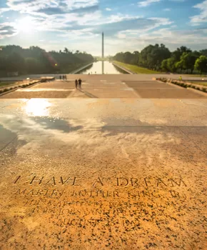 リンカーン記念館の階段に刻まれた「I Have A Dream」