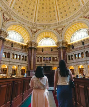 Dos personas dentro de la Biblioteca del Congreso