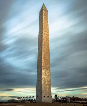 @brianbakale - Jour nuageux sur le terrain du Washington Monument - Mémoriaux et monuments à Washington, DC