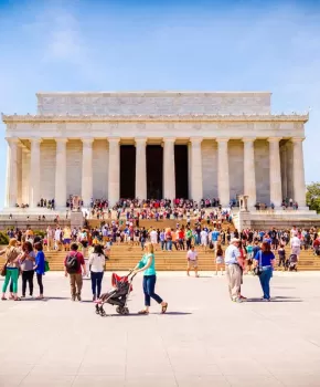 내셔널 몰의 링컨 기념관 앞의 여름-워싱턴 DC 최고의 명소와 랜드 마크