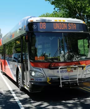 Washington, DC Metrobus mit Blick auf das Kapitol der Vereinigten Staaten - Möglichkeiten, sich in Washington DC fortzubewegen