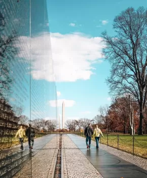 @dccitygirl - Paar geht am Vietnam Veterans Memorial vorbei - Washington, DC