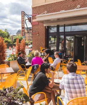 Comensales en el patio en Brookland Pint - Restaurante y bar en Brookland Washington, DC