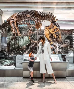 @districtofchic - 스미소니언 국립 자연사 박물관 화석 전시관에서 아이를 안고 있는 엄마 - 워싱턴 DC에서 할 수 있는 무료 활동
