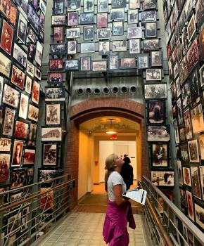 @footin_it_karen - Besucher im United States Holocaust Memorial Museum in der Nähe der National Mall in Washington, DC