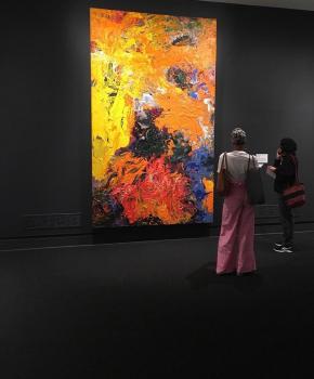 @hazelnutmea - Mulheres vendo arte no Museu Nacional de Mulheres nas Artes - atrações voltadas para mulheres em Washington, DC