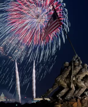 XNUMX. Juli Feuerwerk vom Marine Corps Iwo Jima Memorial in Virginia - Wo man das Feuerwerk zum Unabhängigkeitstag sehen kann