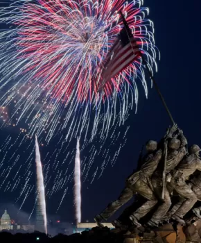 バージニア州の海兵隊硫黄島記念碑からのXNUMX月XNUMX日の花火-独立記念日の花火を見る場所