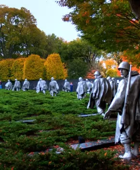 Memorial dos Veteranos da Guerra da Coréia no National Mall durante o outono - Memoriais em Washington, DC