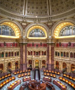 Sala di lettura principale della Biblioteca del Congresso nell'edificio Thomas Jefferson - La più grande biblioteca del mondo a Washington, DC