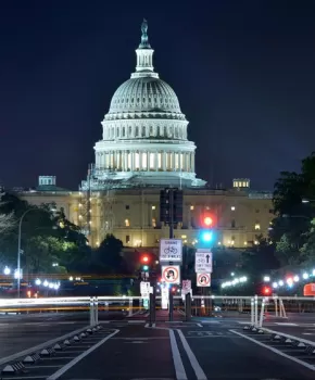 @louisludc - Time Lapse of Pennsylvania Avenue e o Capitólio dos Estados Unidos à noite - Washington, DC