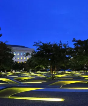 Nachts im National 9/11 Pentagon Memorial in Virginia