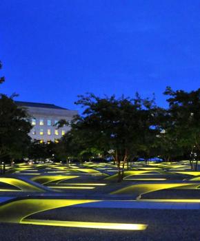Durante la noche en el Monumento Nacional del Pentágono del 9-S en Virginia