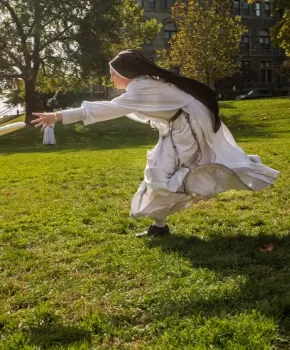 修女在天主教大學 - 華盛頓特區玩飛盤
