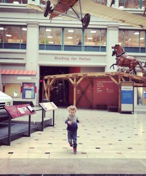 @preparingforpeanut - Niño en el Museo Postal Nacional Smithsonian - Museo frente al centro comercial en Washington, DC