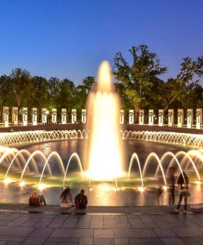 @ray.payys - Memoriale della Seconda Guerra Mondiale sul National Mall di notte - Washington, DC