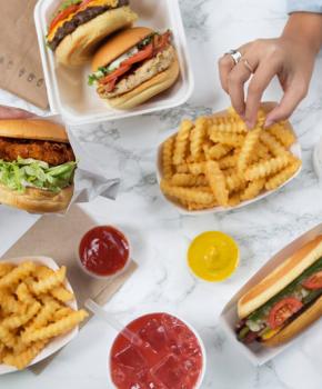 Hambúrgueres e batatas fritas do Shake Shack - lugares rápidos e acessíveis para comer em Washington, DC