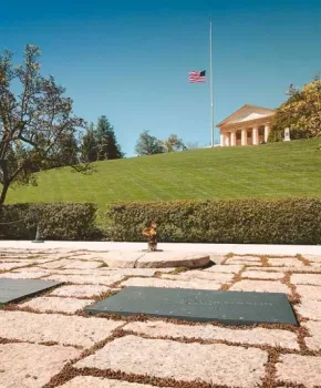 @thuspasses - John F. Kennedy Eternal Flame no Cemitério Nacional de Arlington - Guia para visitar o Cemitério Nacional de Arlington