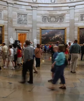 Grupos de turistas en la Rotonda del Capitolio de los Estados Unidos - Atracciones y lugares de interés en Washington, DC