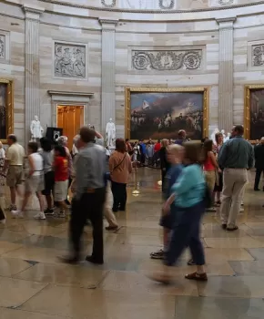 Reisegruppen in United States Capitol Building Rotunda - Sehenswürdigkeiten und Wahrzeichen in Washington, DC