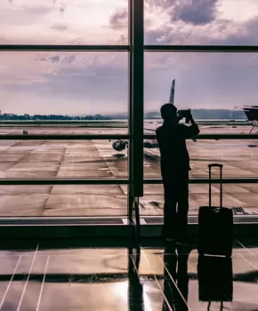 Voyageur prenant une photo d'avion à l'aéroport national Reagan de Washington - Aéroports près de Washington, DC