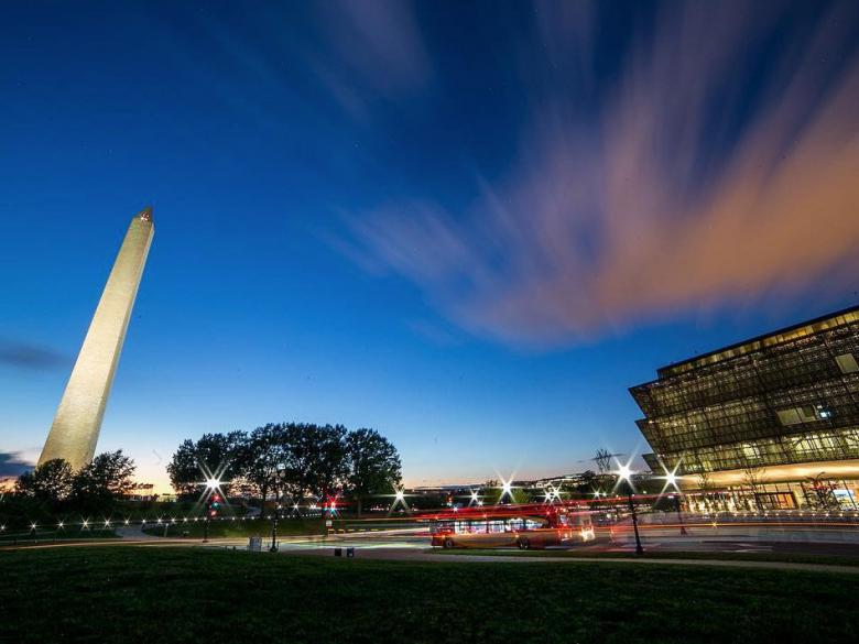 @ bg26892 - Smithsonian NMAAHC y Washington Monument en la noche