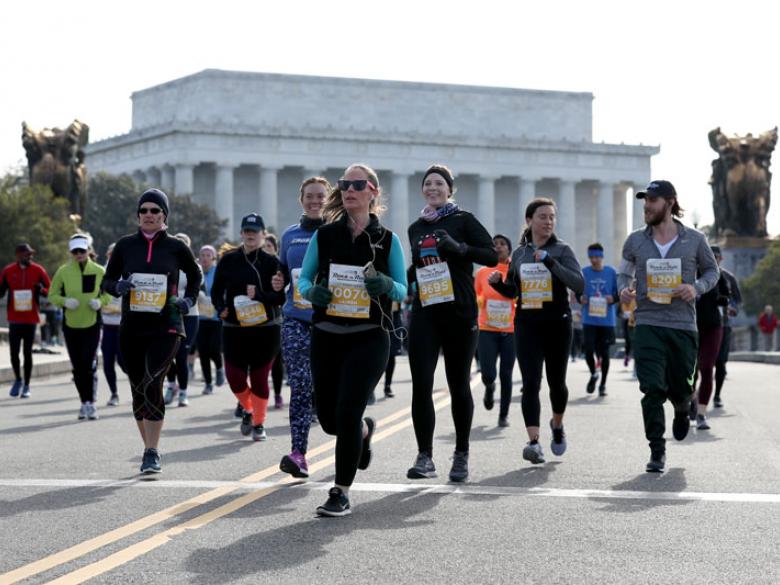 Corredores que participan en la Maratón de Rock 'n' Roll en Washington, DC