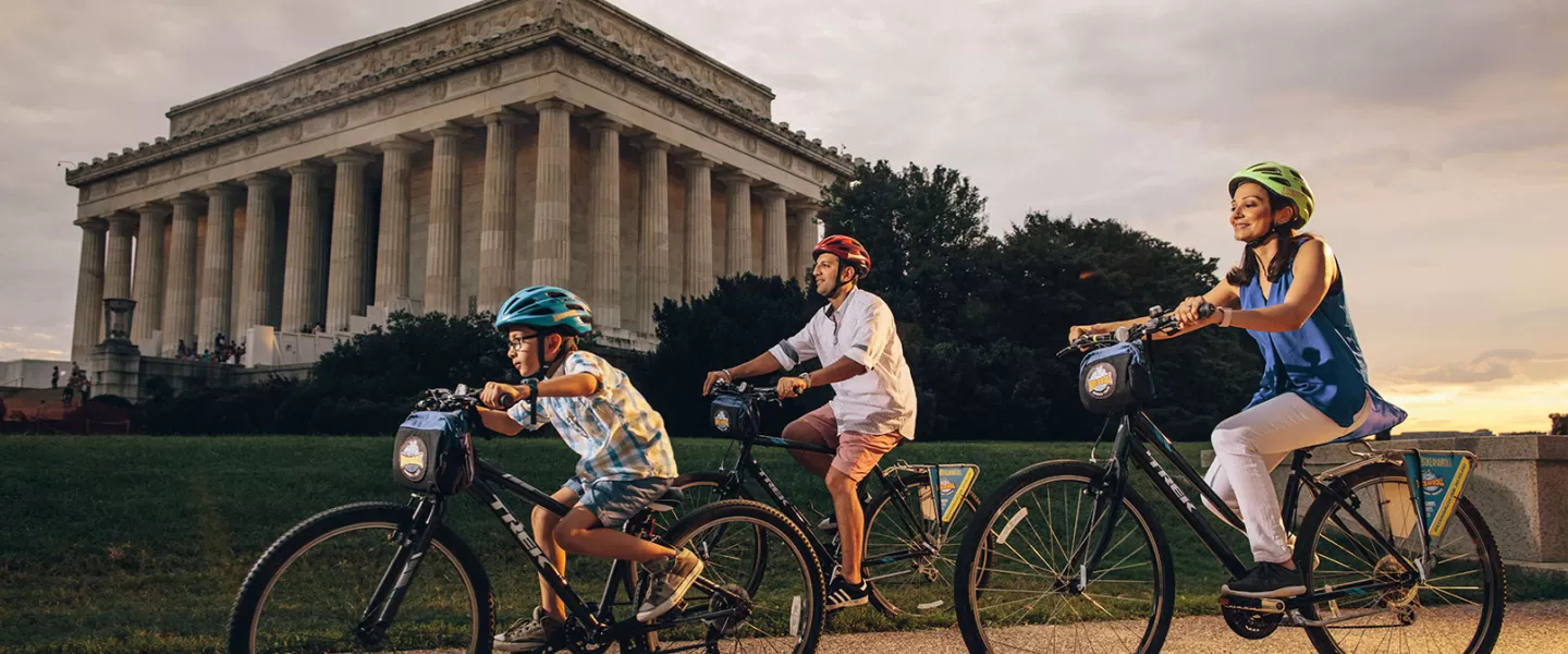 워싱턴 DC 내셔널 몰의 링컨 기념관 근처에서 자전거 타기