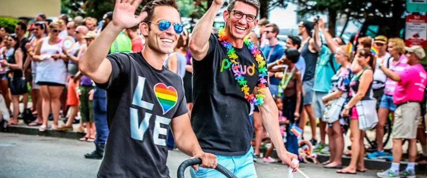在首都驕傲遊行期間帶著孩子散步的夫婦 - 華盛頓特區的 LGBTQ 夏季活動