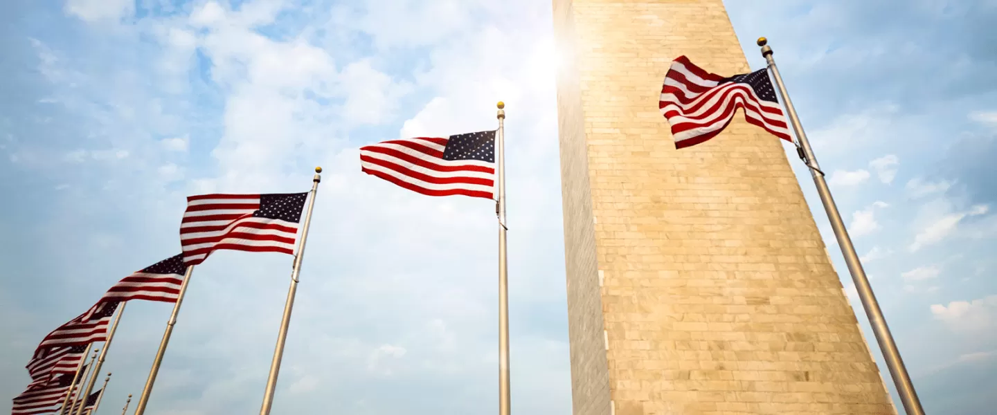 Banderas de Estados Unidos alrededor del Monumento a Washington