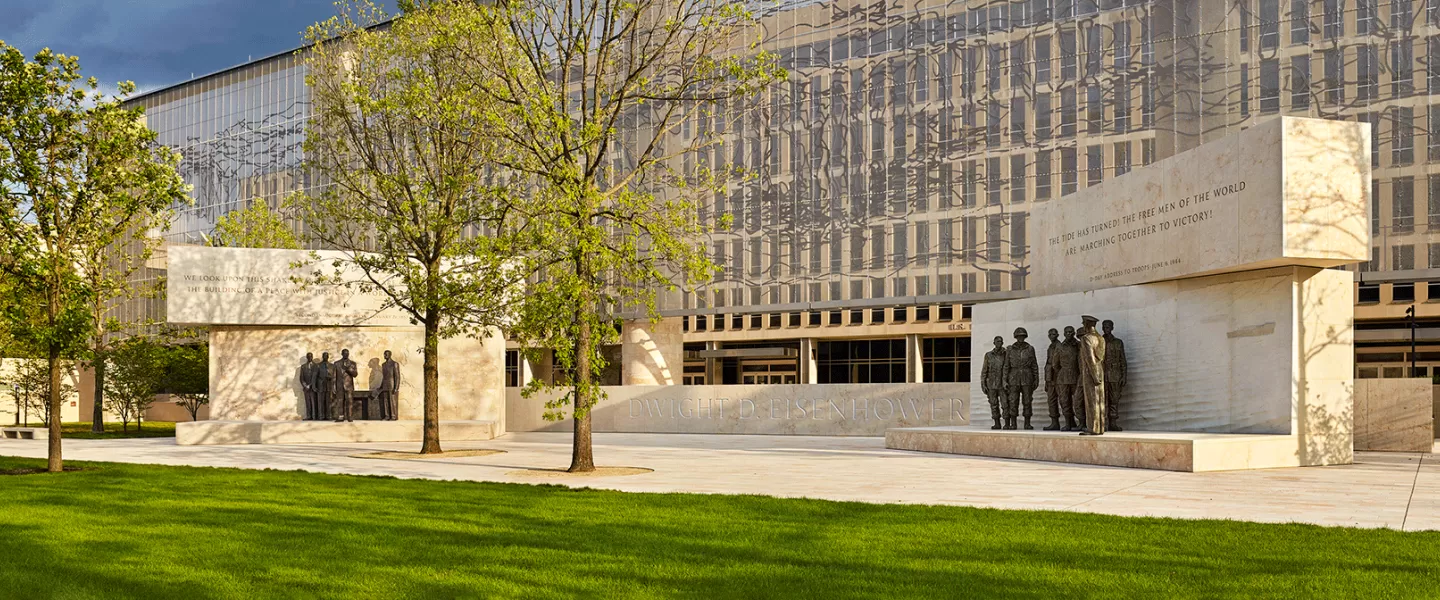 艾森豪威爾紀念館（圖片由艾森豪威爾紀念委員會提供；紀念設計由 Gehry Partners, LLP 設計；Sergey Eylanbekov 雕塑；Tomas Osinski 掛毯）