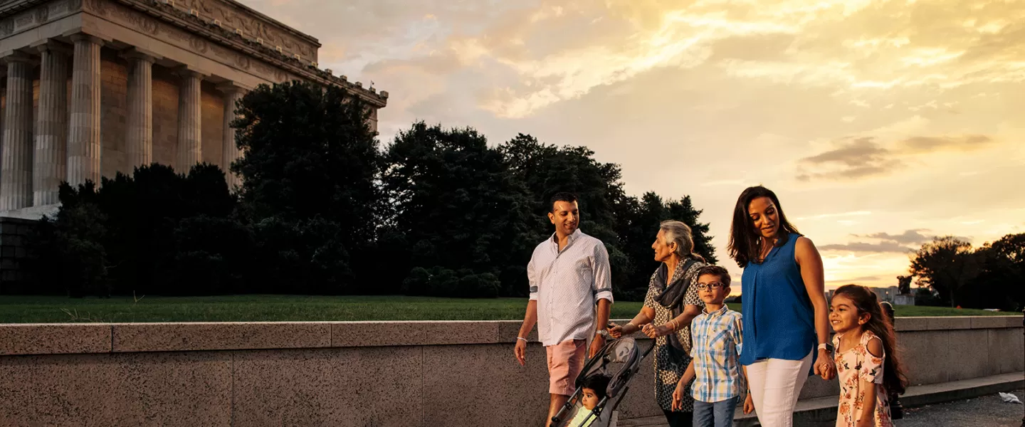 Famiglia che passeggia al Lincoln Memorial