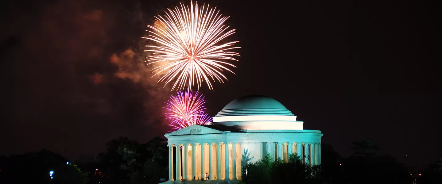 Thomas Jefferson Memorial con fuochi d'artificio nel cielo notturno