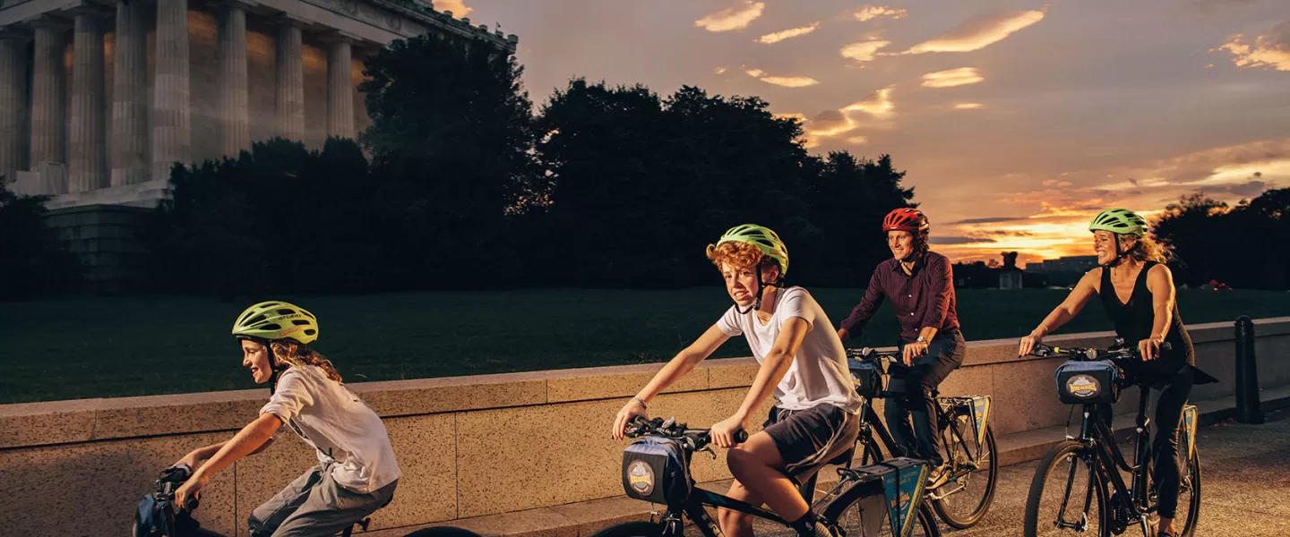 Família em passeio de bicicleta em DC no Lincoln Memorial
