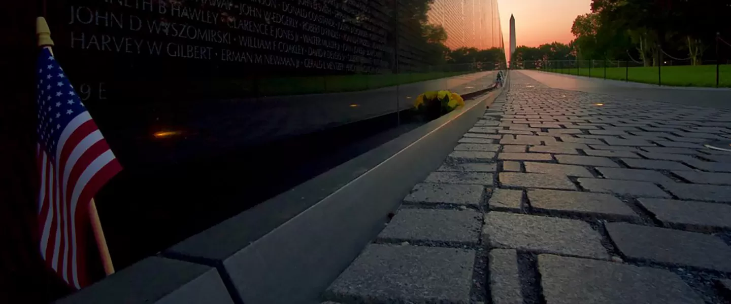 Monumento a los Veteranos de Vietnam al amanecer.