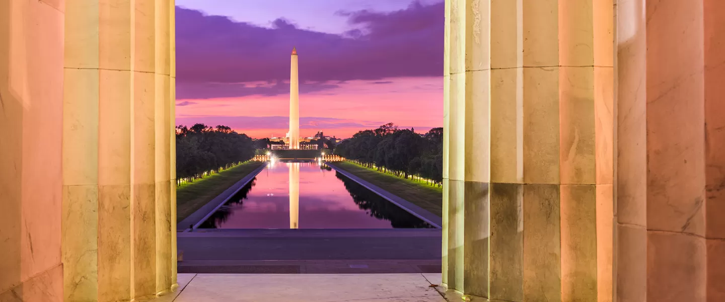 아름다운 일몰 색상으로 링컨 기념관에서 워싱턴 기념비와 반사 수영장의 전망