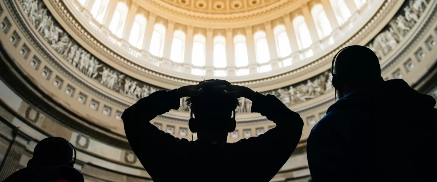 Die Silhouette von Studenten, die auf den US Capitol Dome blicken