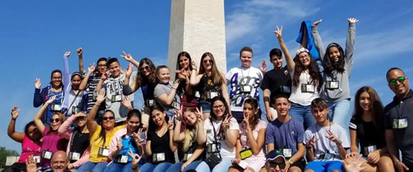 Photo de groupe de la tournée étudiante Rite of Passage devant le Washington Monument