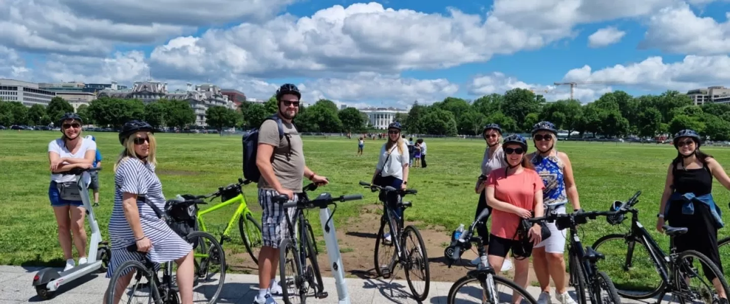 백악관 앞에서 자전거 여행을 하는 사람들