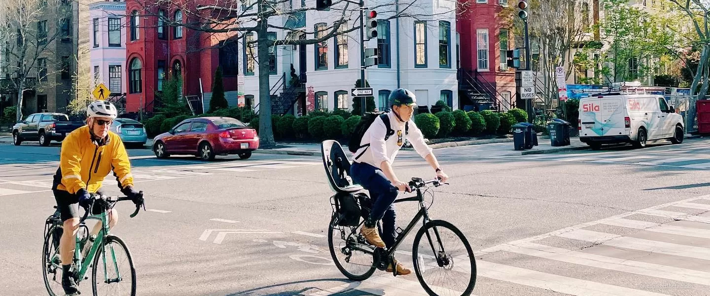 Dos hombres en bicicleta por las calles de DC