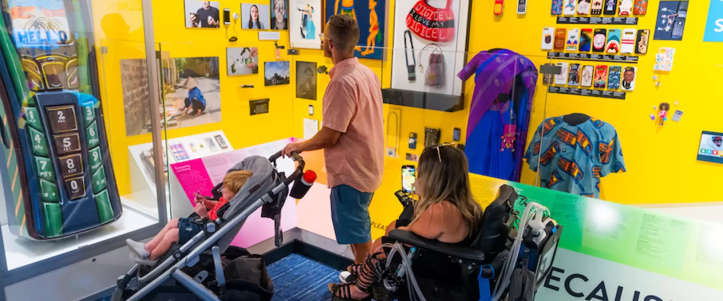 Famille avec poussette et fauteuil roulant