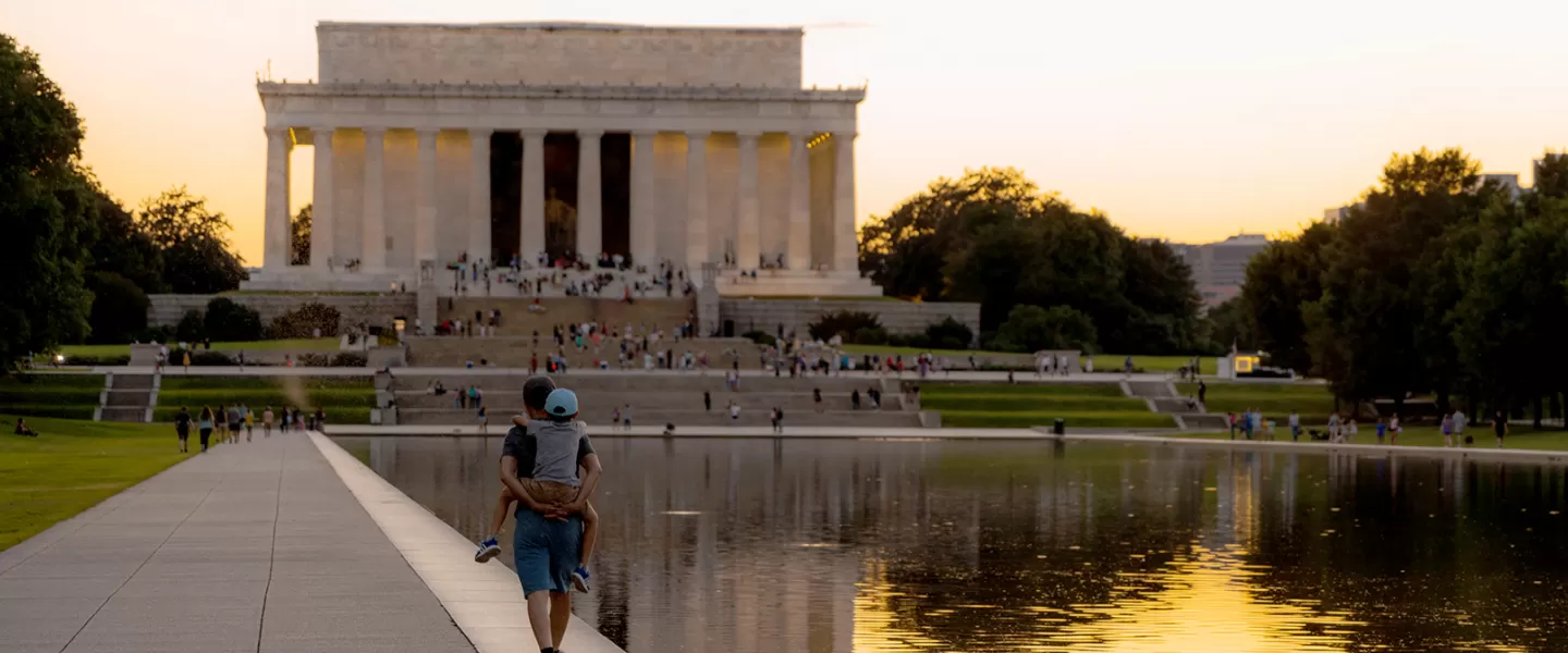 Familia caminando en el Monumento a Lincoln